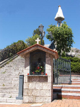 Rocca di Capri Leone - Il Santuario della Madonna del Tindari e la sua scalinata