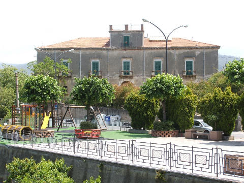 Rocca di Capri Leone - Palazzo Cupane e Parco Giochi