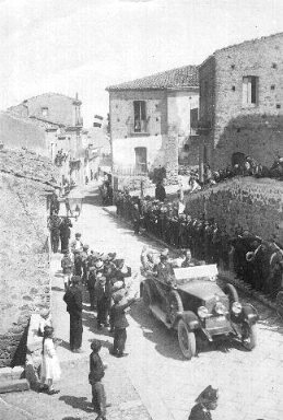 Benito Mussolini rende visita alla citt� siciliana di San Fratello (Messina)