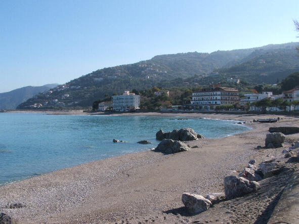San Gregorio Capo d'Orlando con Ristorante la Tartaruga sullo sfondo
