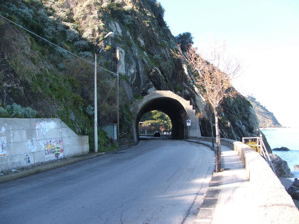 La caratteristica Galleria nella incantevole baia di San Gregorio a Capo d'Orlando