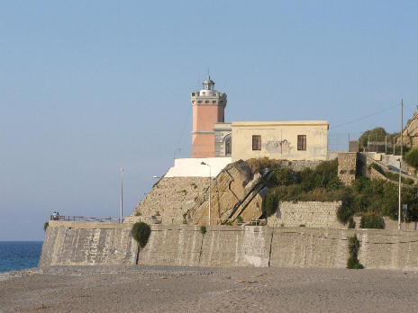 Il Faro - Uno dei punti rappresentativi della citt� di Capo d'Orlando situato nel punto in cui comincia la strada per San Gregorio