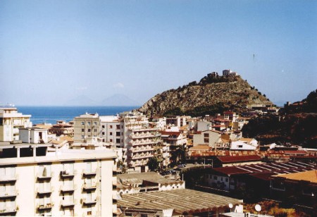 Capo d'Orlando - Scorcio della citt� con il Monte della Madonna. Sullo sfondo l'attigua spiaggia del Lungomare Andrea Doria