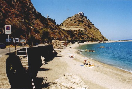 La bellissima spiaggia di San Gregorio ed il Monte della Madonna, due delle tante peculiarit� della nota localit� turistica siciliana di Capo d'Orlando