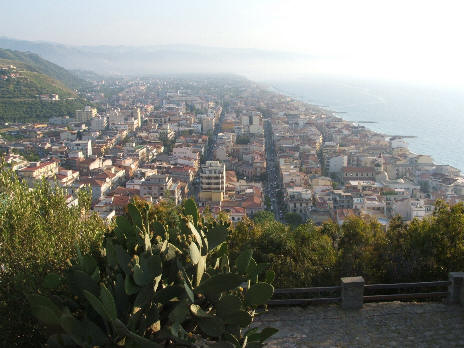 Una bella veduta di Capo d'Orlando in una fotografia scattata dal Monte della Madonna