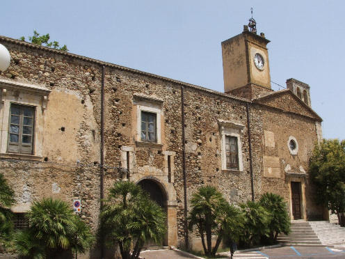 S.Agata Militello - L'antico Castello la cui costruzione risale al 1632 per volont� di Jeronimo Calega di Spagna