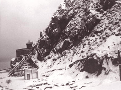 Un paesaggio insolito con la neve che � arrivata a capo d'orlando. il tratto � quello del faro