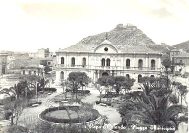 La sede municipale di Capo d'Orlando e la vicina villa comunale. La foto storica � stata fatta nel 1950