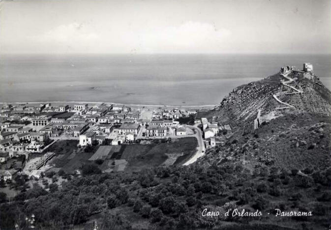 Un prorompente panorama della citt� turistica di Capo d'Orlando in una foto d'epoca che racchiude parte del paese, il Monte Madonna ed il mare