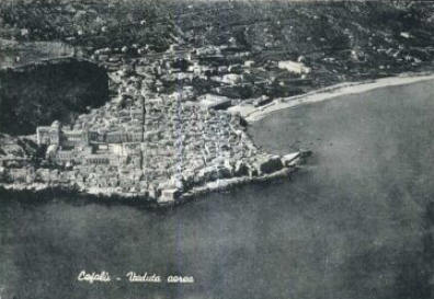 Una suggestiva veduta aerea della citt� di Cefal� in una cartolina dell'epoca