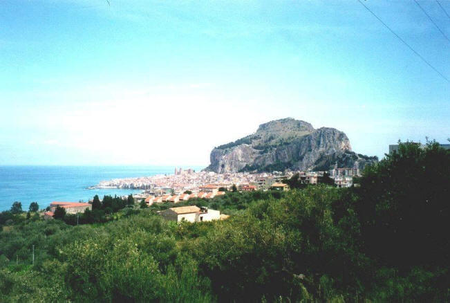 Panorama della citt� di Cefal� - Sicilia sullo sfondo il mare ed il Monte dir Piet�