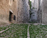 I caratteristici rilievi di un antico vicolo di Erice in Sicilia