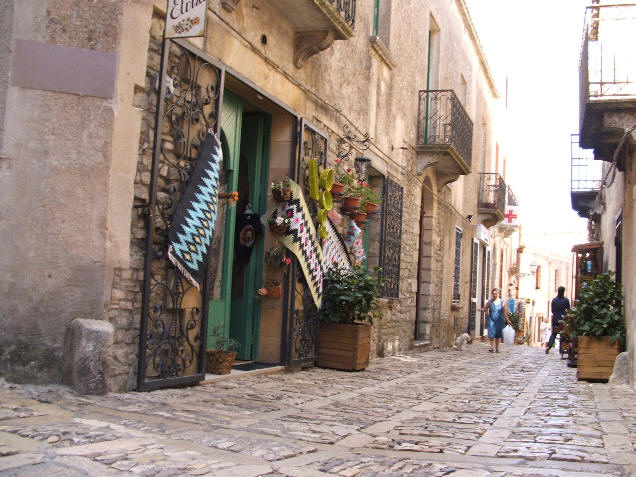Storico vicolo della citt� siciliana di Erice (Trapani)