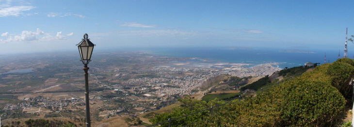 Straordinaria veduta sul mare e sulle isole Egadi dalla nota citt� turistica siciliana di Erice