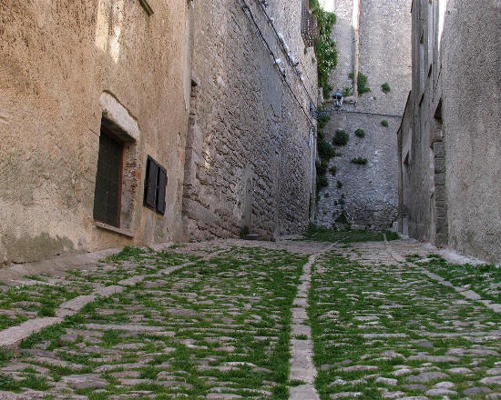 Un vicolo storico di Erice in Sicilia