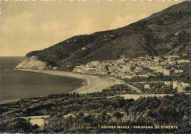 Panorama della spiaggia e della citt� in un fotogramma storico risalente all'anno 1952