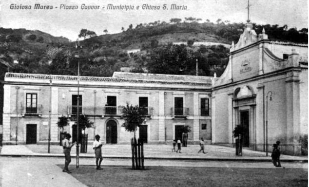Piazza Cavour, Comune e Chiesa S. Maria nella citt� siciliana di gioiosa marea in una vecchissima e storica foto