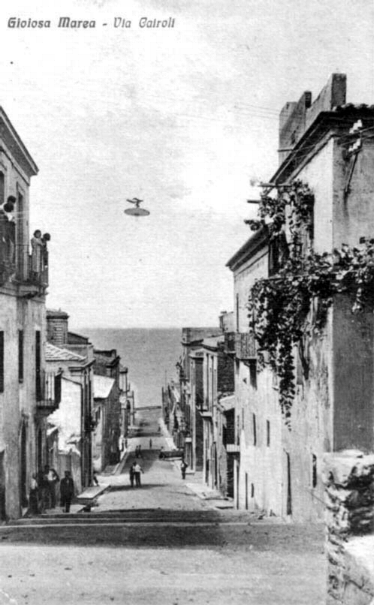 Via Francesco Crispi ex Cairoli in una antichissima foto. La citt� � gioiosa marea, paese situato sul mare tirreno (sullo sfondo) in sicilia