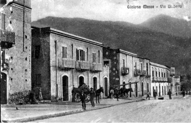 Una bella ed antica foto di via umberto nella graziosa e storica citt� di gioiosa marea in sicilia di fronte alle belle isole eolie