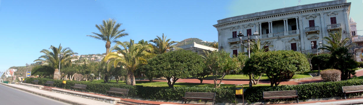 Una foto panoramica che contempla l'attuale sede municipale di Gioiosa Marea e l'annessa villa canape', luogo suggestivo e panoramico della nota citt� siciliana