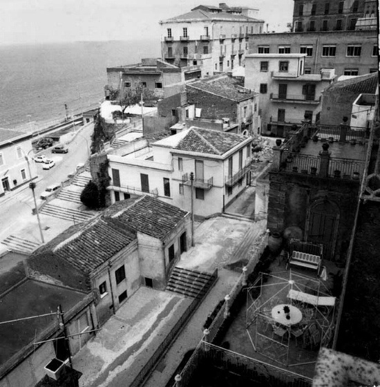 Veduta parziale su gioiosa marea e sul mare. La foto � stata scattata negli anni 60 ed � parte integrante del patrimonio fotografico del paese