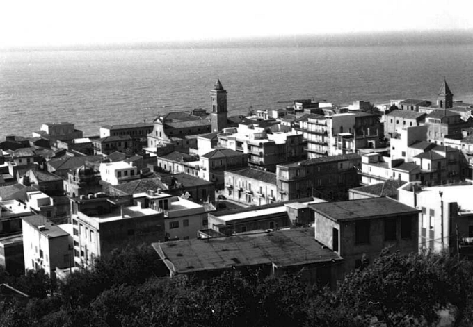 Veduta degli anni 60 della bella citt� siciliana di Gioiosa Marea situata in provincia di Messina di fronte alle Isole Eolie