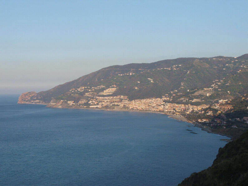 Una veduta complessiva di tutto il Golfo di e della citt� di gioiosa marea. Un bel colpo d'occhio che prende tutto il litorale partendo da capo d'orlando