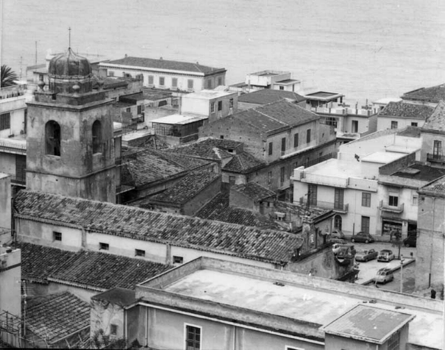 Particolare panorama relativo agli anni 60 della graziosa e turistica citt� di Gioiosa Marea in Sicilia - provincia di Messina