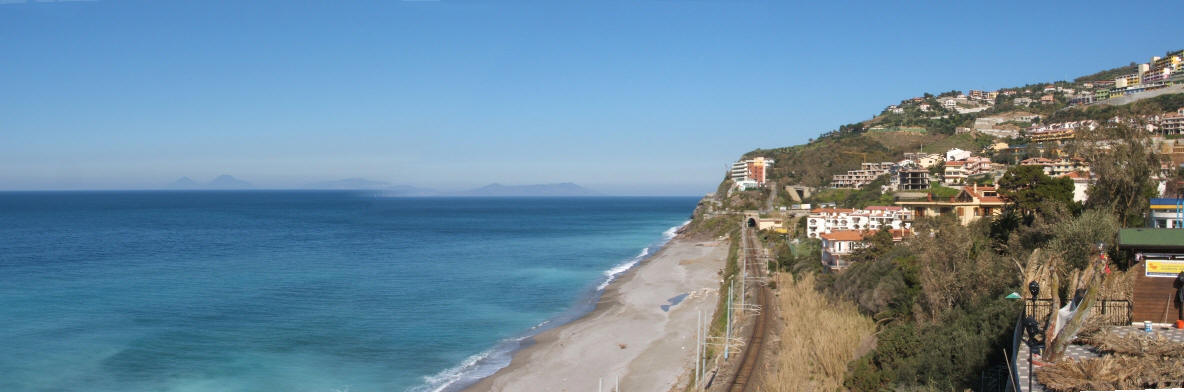 Una delle belle spiagge della citt� turistica siciliana di gioiosa marea situata in sicilia di fronte all'arcipelago eoliano