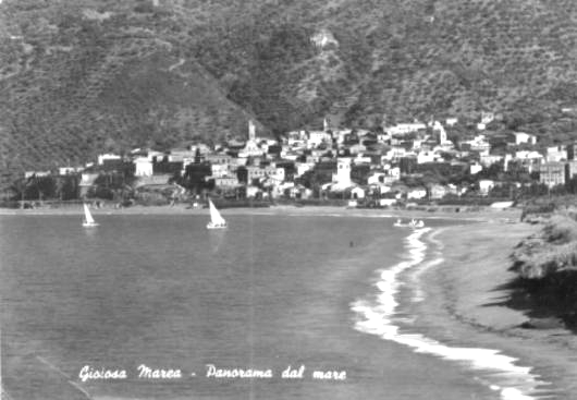 Veduta della bella spiaggia e della citt� di gioiosa marea in sicilia - messina. In lontananza anche due barche a vela