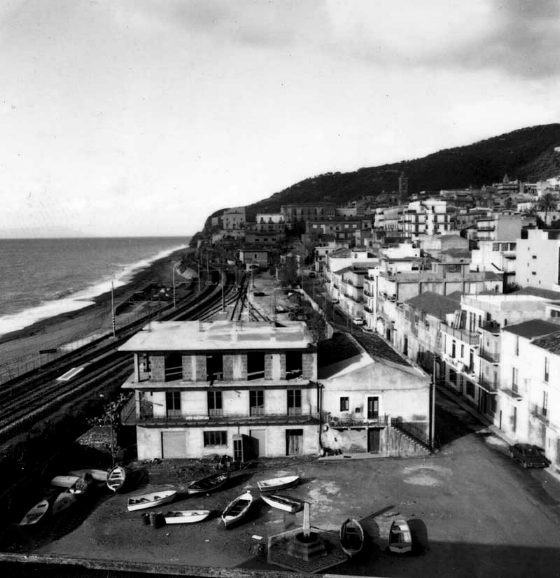 La linea ferroviaria che attraversa tutta la citt� di gioiosa marea e che costeggia il mare