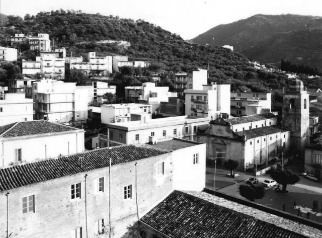 un vecchio panorama della citt� siciliana ed antica di gioiosa marea (messina) in una foto scattata negli anni 70