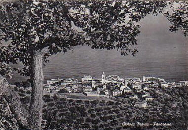 Una foto antica di gioiosa marea che riproduce un panorama della citt� che si affaccia sul mare. La foto � datata 1953