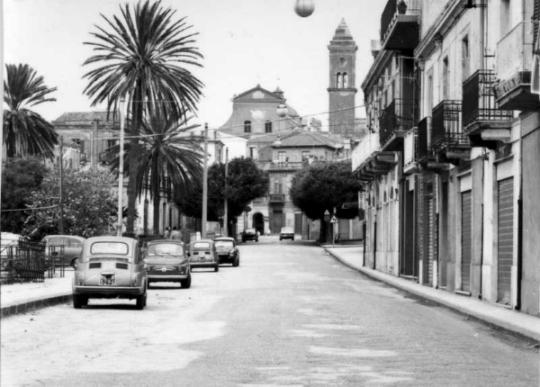 La via nazionale in prossimit� del paese di gioiosa marea. In evidenza alcune autovettere del tempo come per esempio la Fiat 500