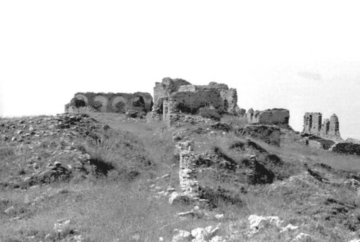 Le rovine di gioiosa guardia che rappresentano un'importanza testimonianza storica della citt� di gioiosa marea (sicilia)
