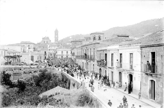Festa di paese catturata da una fotografia dei primi decenni del 1900. E' una delle foto pi� antiche e vecchie di gioiosa marea