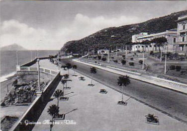 La villa canap� di gioiosa marea in una foto storica. Di fronte il belvedere da dove si pu� ammirare un panorama mozzafiato