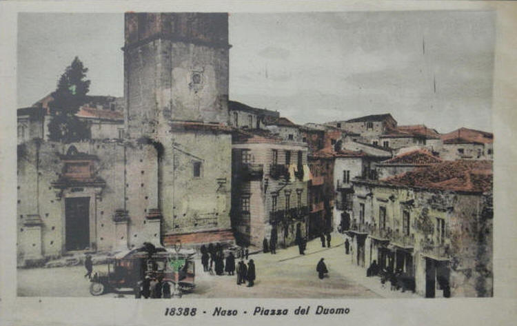 Bellissima foto d'epoca di Piazza del Duomo a Naso (Messina)