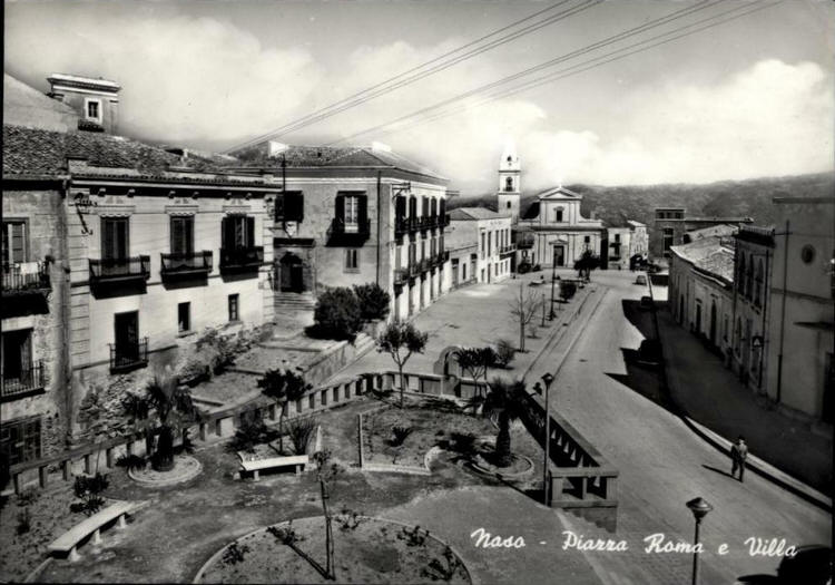La piazza Roma e Villa di Naso (Messina) in una foto storica