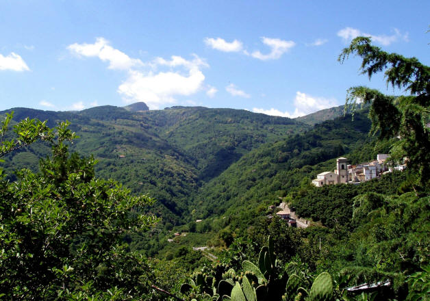 Ucria - Chiesa Annunziata e caratteristica vallata sottostante il paese