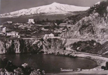 L'Etna pieno di neve (il Vulcano pi� grande d'Europa), visto da Taormina