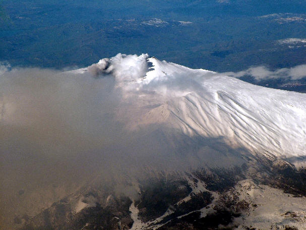 Il Vulcano Etna innevato ripreso dal una bellisima e suggestiva foto aerea. Si tratta del Vulcano pi� altro d'Europa situato nel territorio catanese