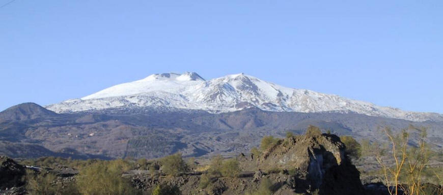 L'Etna e la sua spettacolare neve. Il Vulcano �, attualmente in attivit� ed � tra i pi� importanti a livello mondiale