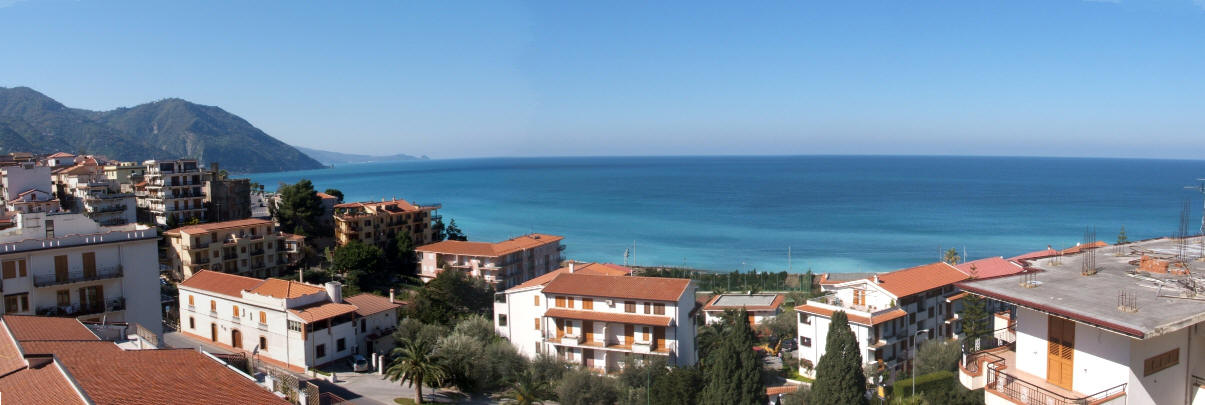 Una bellissima vista di gioiosa marea e su tutto il golfo. La citt� � una delle realt� turistiche pi� interessante dell'isola siciliana